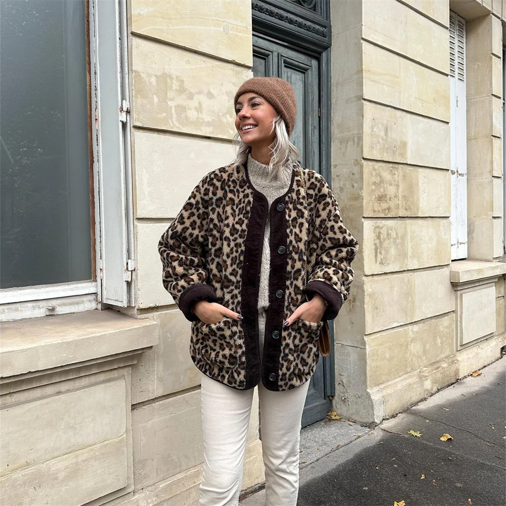 VELANORA- Bluse mit Rundhalsausschnitt und Leopardenmuster