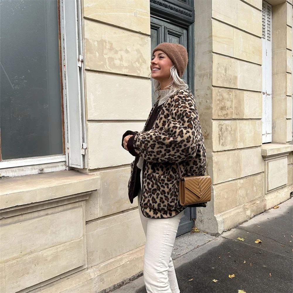 VELANORA- Bluse mit Rundhalsausschnitt und Leopardenmuster