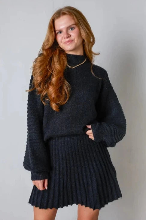 Entra nel Mondo Elegante di Elegance | Set Maglione e Gonna Pieghettati