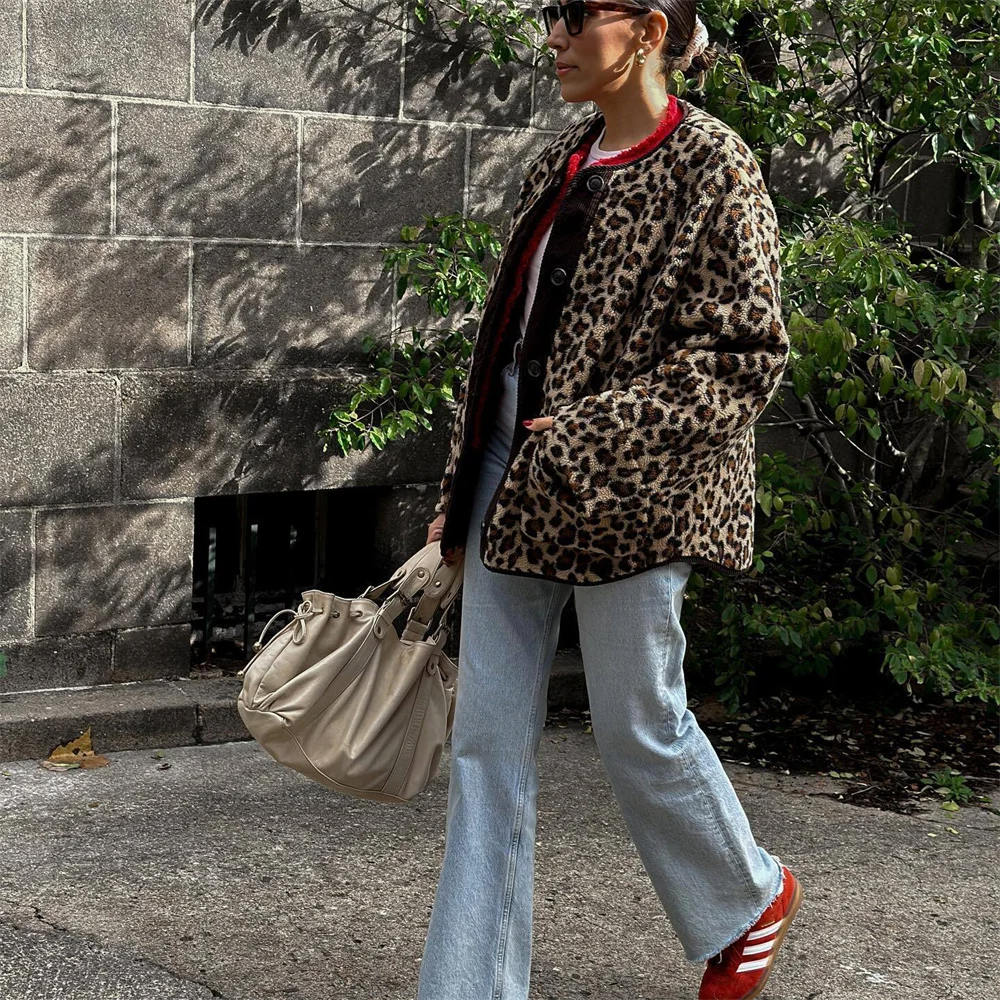 VELANORA- Bluse mit Rundhalsausschnitt und Leopardenmuster