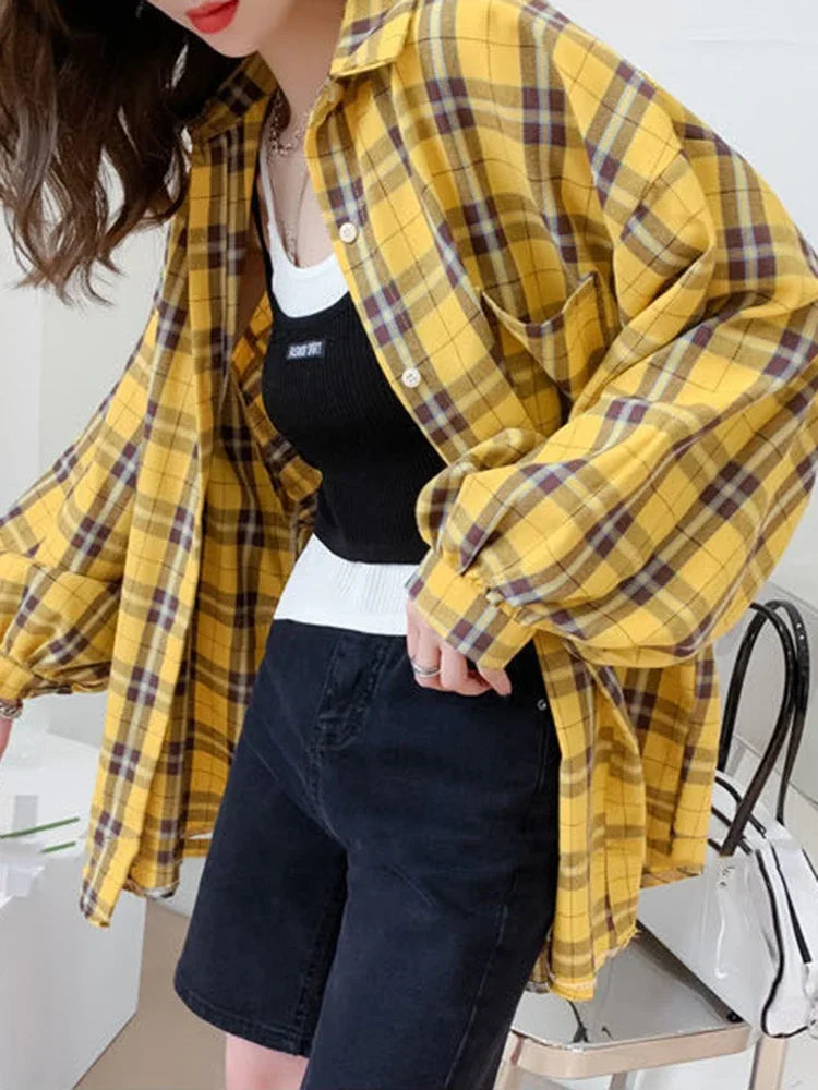 La nuova moda autunnale con camicia da donna a quadri di donne alla moda