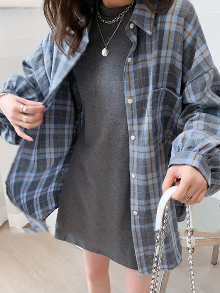 La nuova moda autunnale con camicia da donna a quadri di donne alla moda