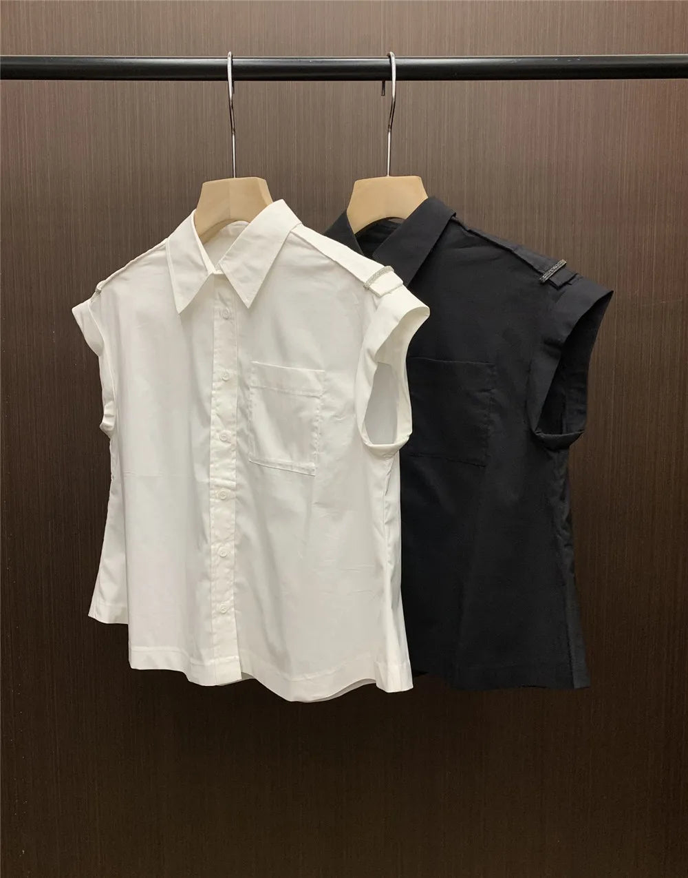 Mouwloze blouse met kralenketting Zonnegloed