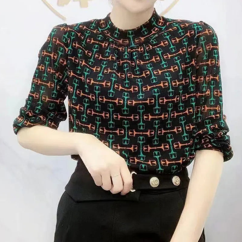 Mode de printemps : T-shirt imprimé à carreaux avec col montant demi-haut