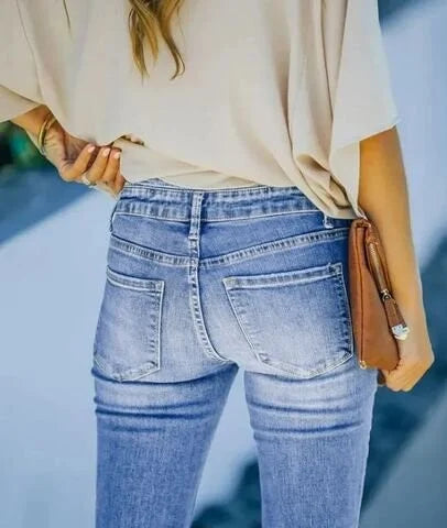 ChicCraft: Retro Jeans that Move with You!