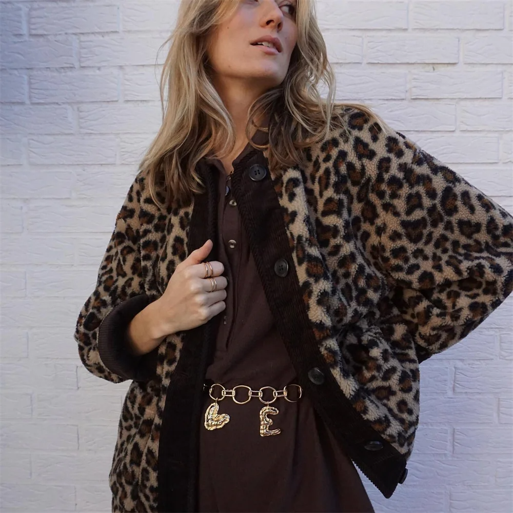 VELANORA- Bluse mit Rundhalsausschnitt und Leopardenmuster