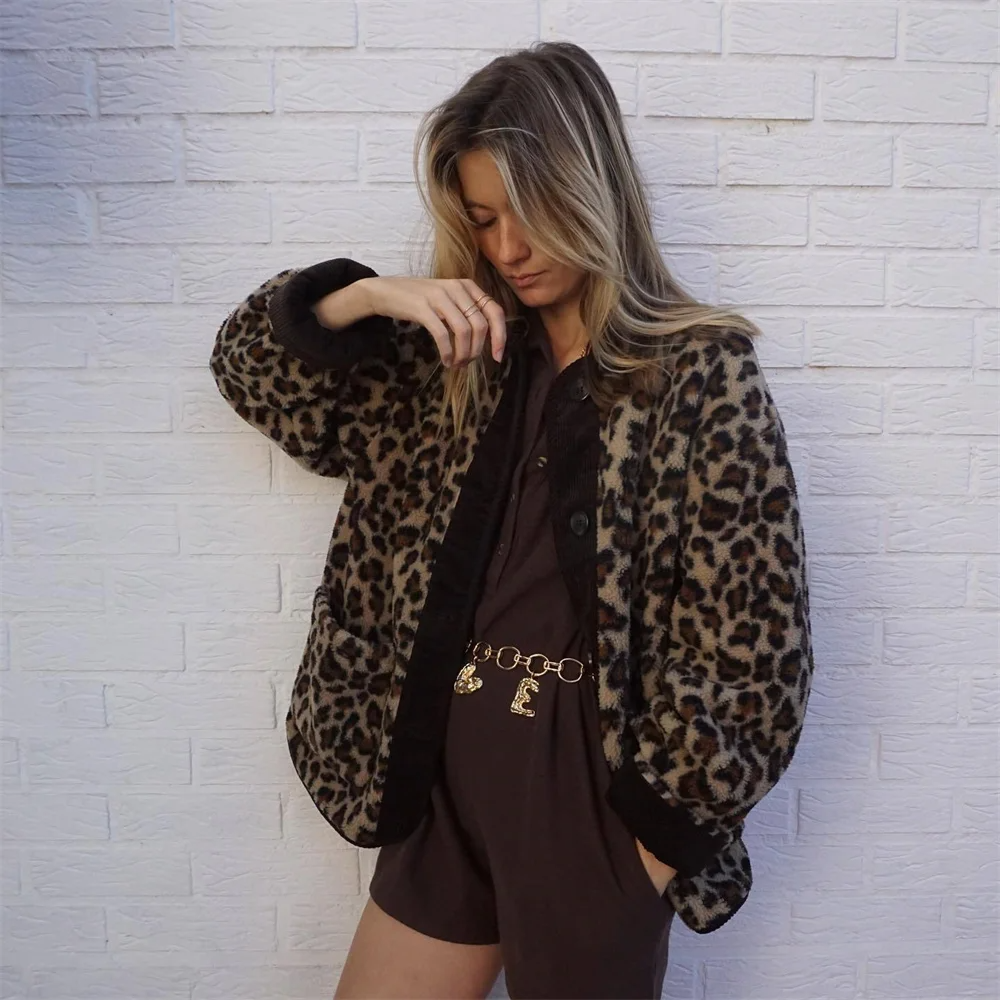 VELANORA- Bluse mit Rundhalsausschnitt und Leopardenmuster