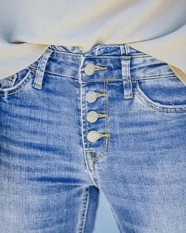 ChicCraft: Retro Jeans that Move with You!