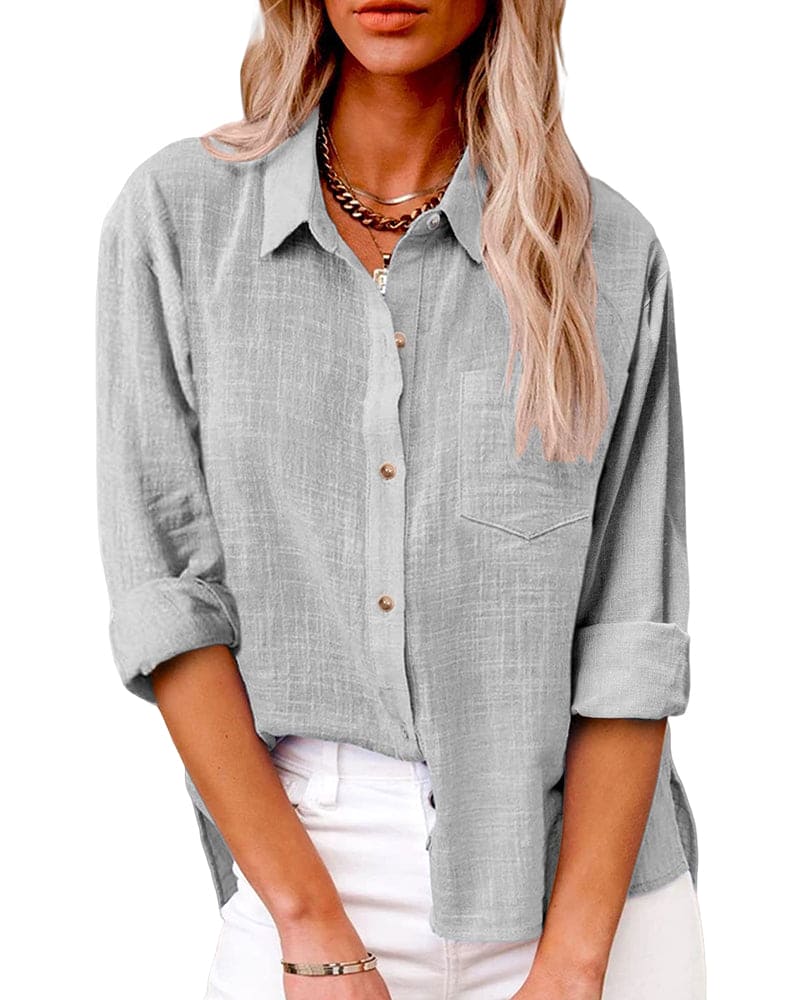 De afbeelding toont de Anara blouse in een lichte grijze kleur, gedragen door een vrouw. De blouse heeft een ontspannen en elegante pasvorm met opgerolde mouwen, knopen aan de voorkant en een zak op de borst. Deze blouse is perfect voor een casual maar stijlvolle look, comfortabel en veelzijdig voor verschillende gelegenheden.