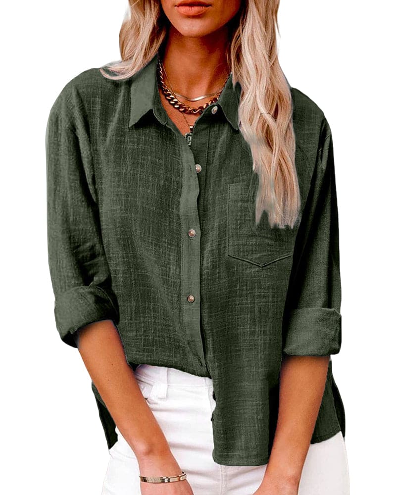 De afbeelding toont de Anara blouse in een groene kleur, gedragen door een vrouw. De blouse heeft een comfortabele pasvorm met opgerolde mouwen, een knoopsluiting aan de voorkant en een borstzak. Deze elegante blouse is een veelzijdige keuze voor zowel casual als meer formele gelegenheden.