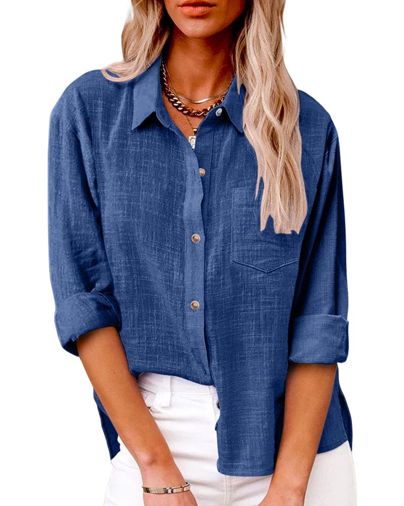 De afbeelding toont de Anara blouse in een blauwe tint, gedragen door een vrouw. De blouse heeft een knoopsluiting aan de voorkant, opgerolde mouwen en een borstzak. Het is een elegante en comfortabele keuze, perfect voor een casual, maar stijlvolle look.