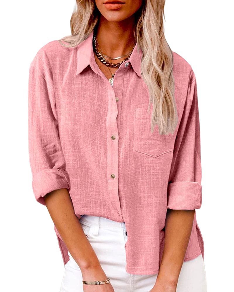 De afbeelding toont de Anara blouse in een zachte, roze kleur. De blouse heeft een knoopsluiting aan de voorkant, een borstzak, opgerolde mouwen en een relaxte pasvorm. Deze stijlvolle blouse combineert elegantie en comfort, ideaal voor een casual maar verfijnde look.