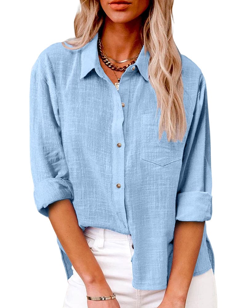 De afbeelding toont de Anara blouse in een lichte blauwe kleur, gedragen door een vrouw. De blouse heeft een stijlvolle, comfortabele pasvorm met opgerolde mouwen en een klassieke knoopsluiting. Perfect voor een casual maar elegante look, ideaal voor een ontspannen en stijlvolle dag.