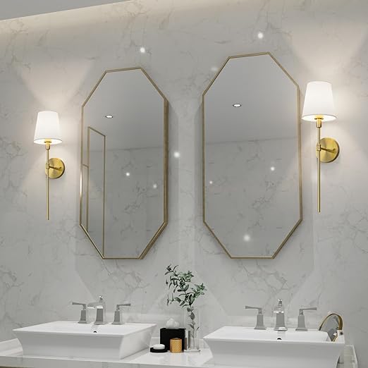 De Aurelia Wall Light, met zijn klassieke gouden afwerking en verfijnde lampenkap, voegt een elegante en stijlvolle verlichting toe aan je badkamer, perfect voor een rustieke uitstraling.