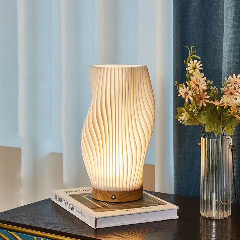 De Balaara Serene Wavecrest Lamp, met zijn elegante golvende ontwerp, verlicht de kamer zachtjes en creëert een kalmerende sfeer, perfect voor een rustige en stijlvolle uitstraling.