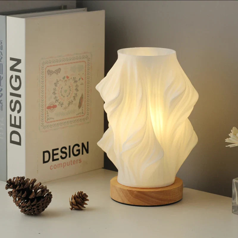 De Balaara Serene Wavecrest Lamp heeft een golvend ontwerp en creëert een warme, kalmerende gloed, perfect voor het toevoegen van een stijlvolle en rustige sfeer aan elke kamer.