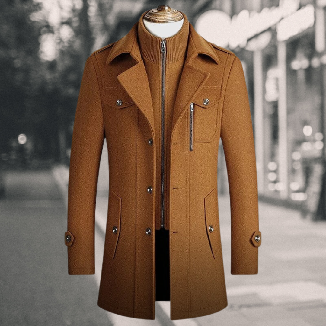 Baysor Lange Winterjas in stijlvol camel. Deze winterjas voor heren straalt luxe en warmte uit met zijn hoge kraag, stijlvolle knoop- en ritssluitingen, en praktische zakken. Perfect voor een elegante look tijdens koude winterdagen.