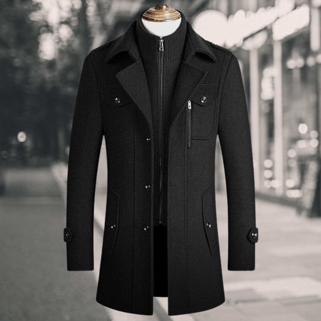 Baysor Lange Winterjas in elegant zwart. Deze stijlvolle winterjas heeft een klassieke pasvorm met een hoge kraag, knoopsluitingen en praktische zakken. Ideaal voor een verfijnde en warme look tijdens koude winterdagen.