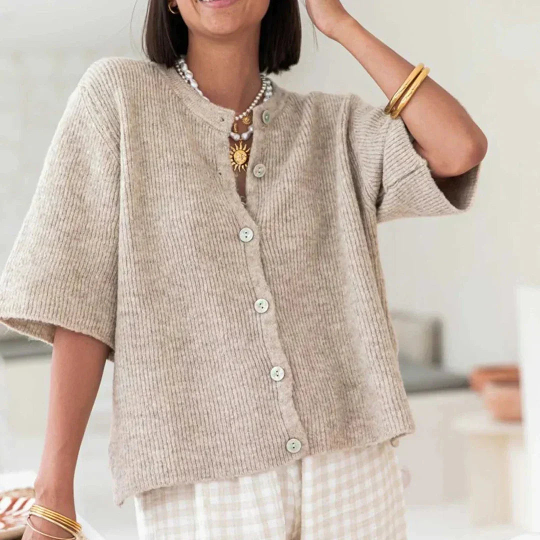 Bellorra vrouwelijk gilet in beige, met een elegante knoopsluiting en korte mouwen. Dit tijdloze ontwerp is perfect voor een casual maar stijlvolle uitstraling. Ideaal te combineren met lichte broeken of rokken voor een moeiteloze en chique look.