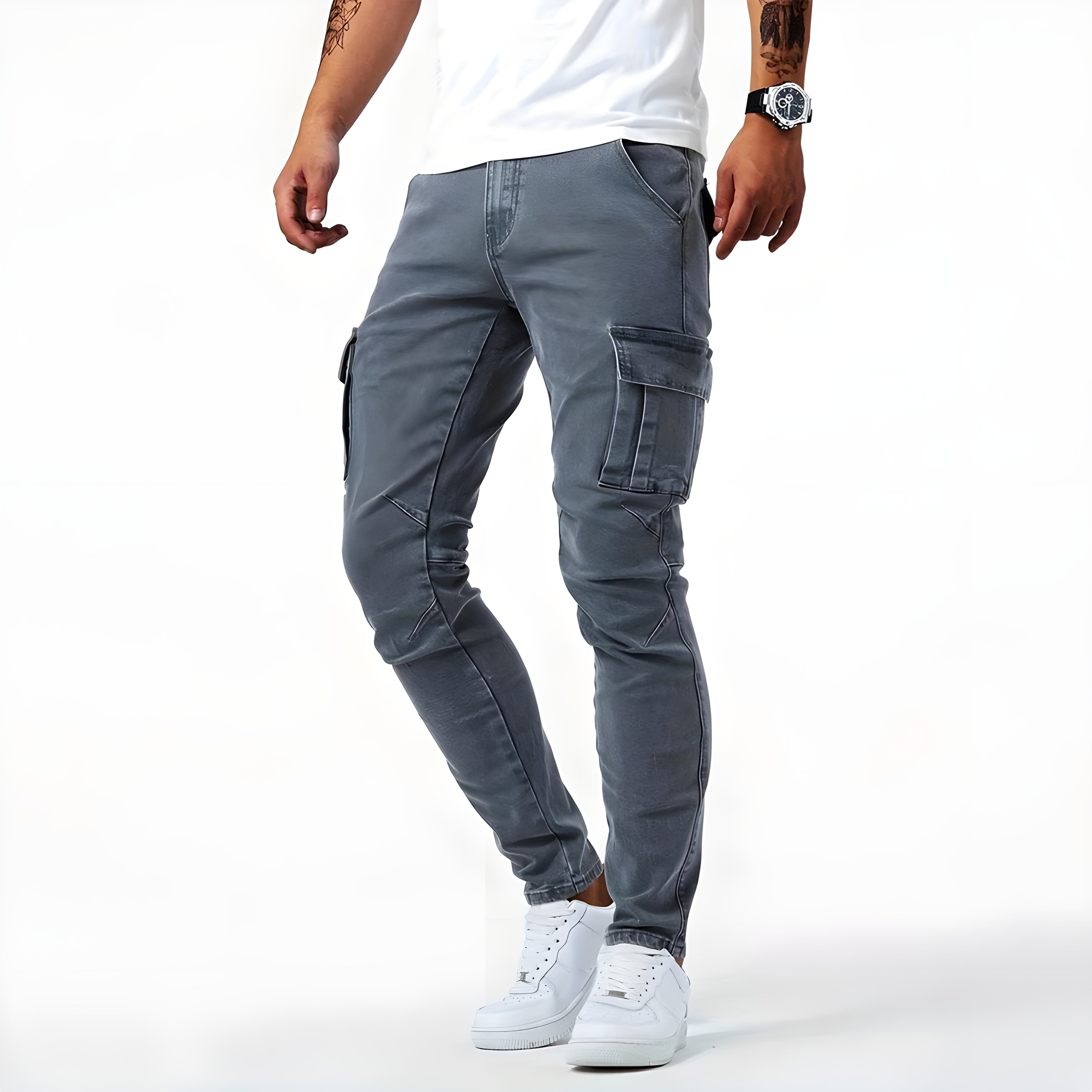 Bergalo stijlvolle grijze broek met cargozakken en een slim fit pasvorm. De broek heeft een trendy design met opvallende stiksels op de knieën. Perfect voor casual of streetwear looks, gecombineerd met sneakers en een eenvoudig shirt.