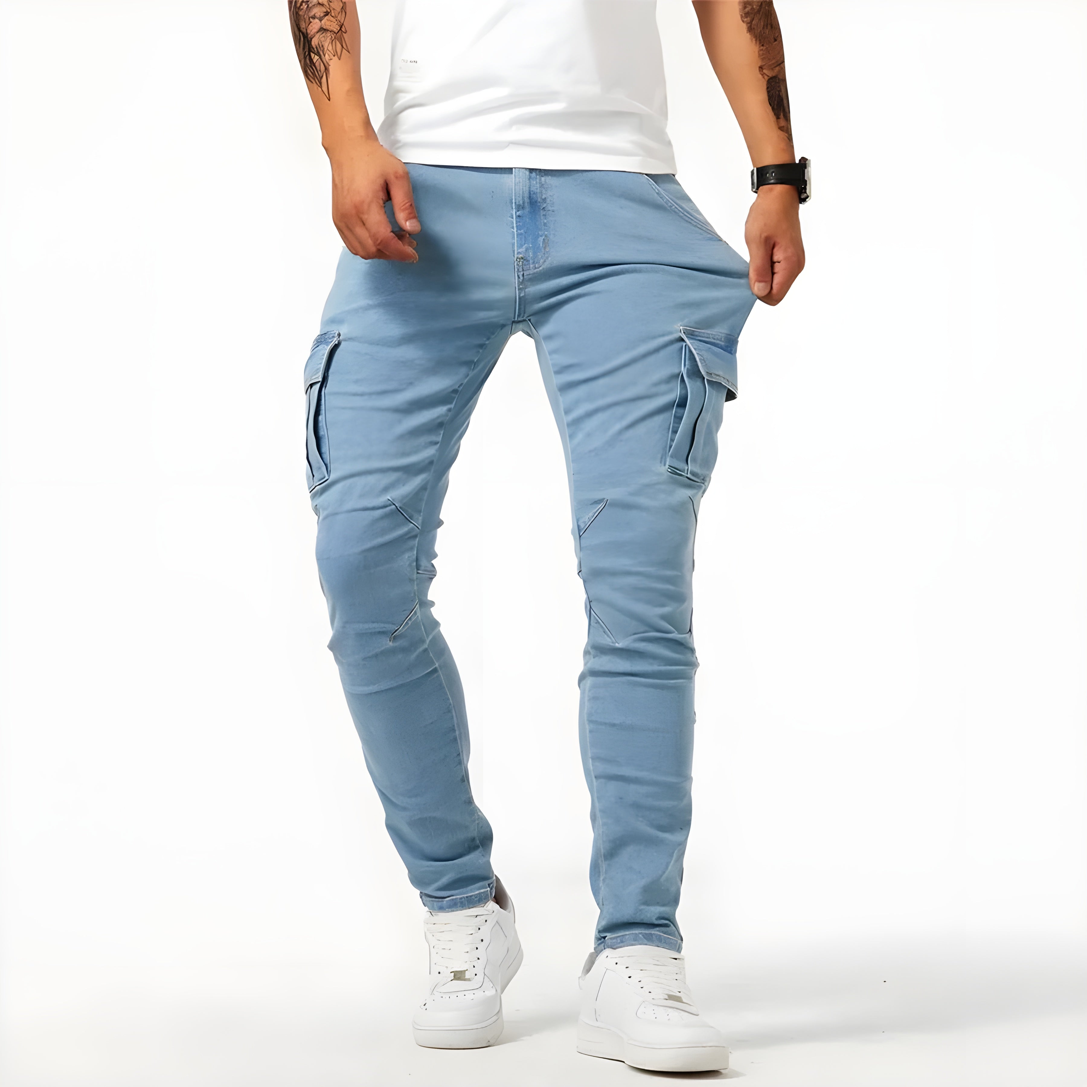 Bergalo stijlvolle lichtblauwe broek met cargozakken en een slim fit pasvorm. De broek heeft een moderne uitstraling met subtiele stiksels en een comfortabel design. Ideaal voor casual outfits, gecombineerd met sneakers en een wit T-shirt voor een frisse look.