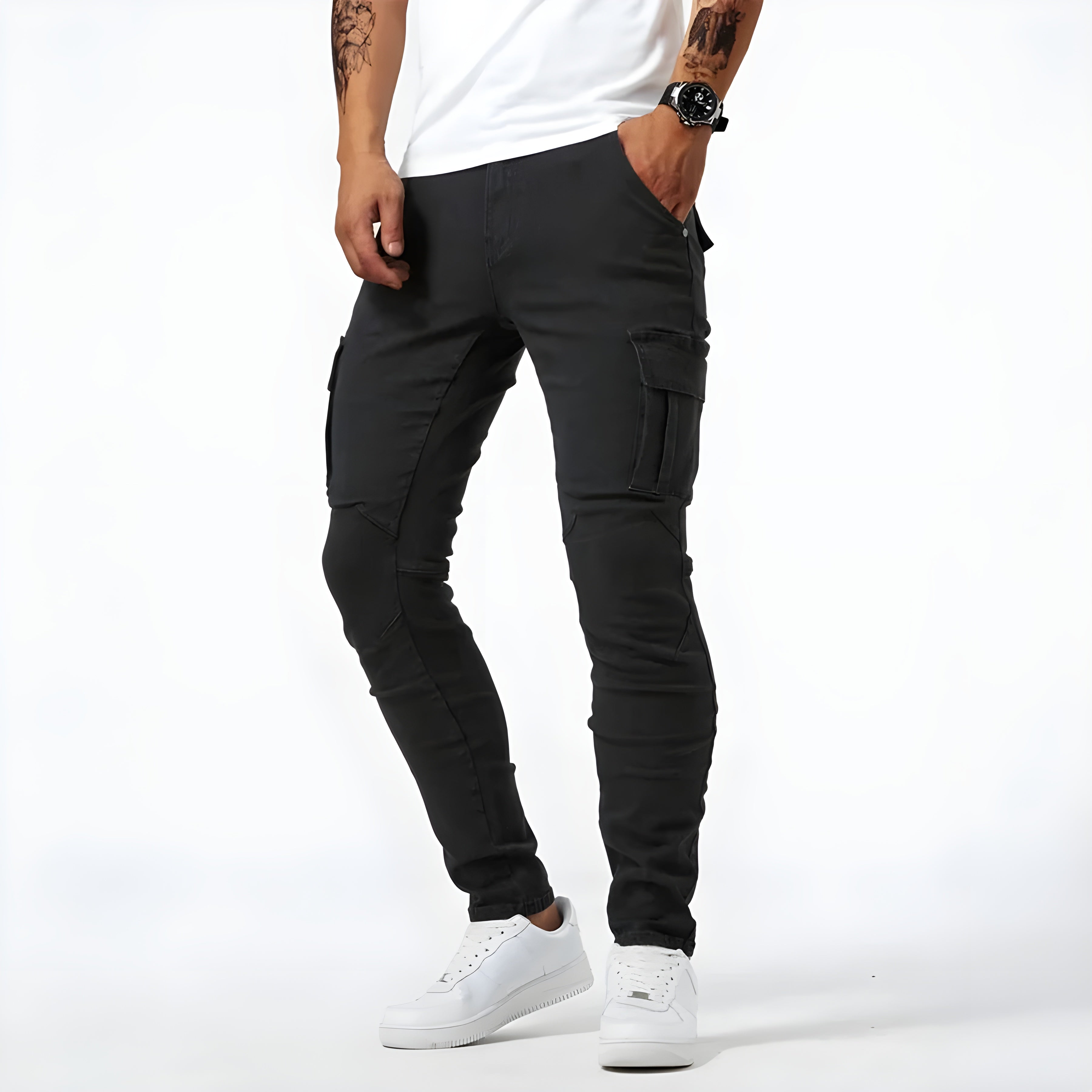 Bergalo stijlvolle zwarte broek met cargozakken en een slim fit pasvorm. De broek heeft een moderne uitstraling met een stoer design. Perfect voor casual outfits, gecombineerd met witte sneakers en een eenvoudig T-shirt voor een trendy look.