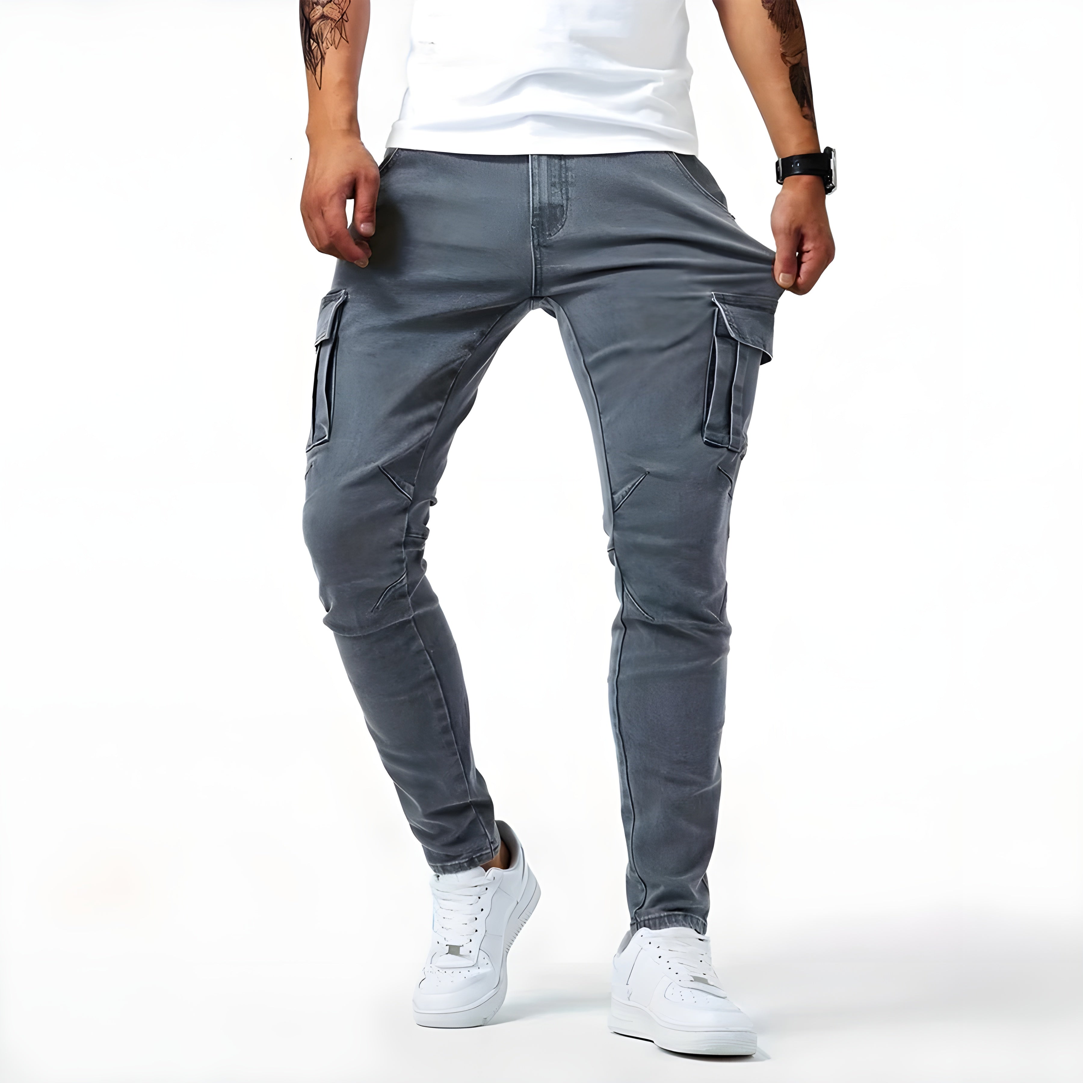 Bergalo stijlvolle broek in grijs met cargozakken en slim fit pasvorm. De broek heeft een modern ontwerp en is ideaal voor casual en trendy looks. Perfect te combineren met sneakers en een basic shirt.