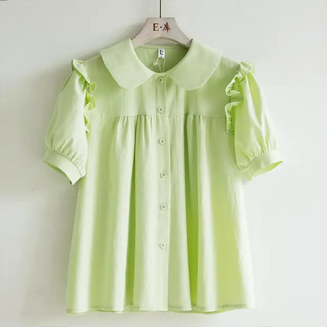 Chemisier de printemps bleu doux avec col Claudine