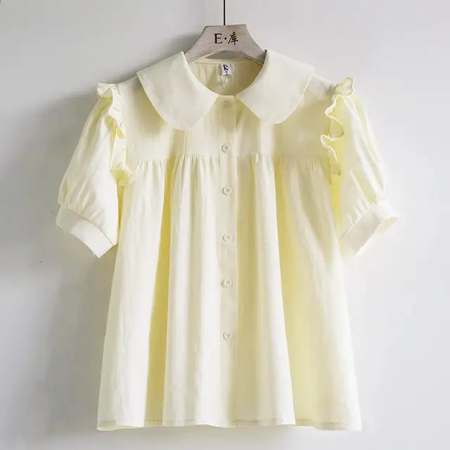 Chemisier de printemps bleu doux avec col Claudine