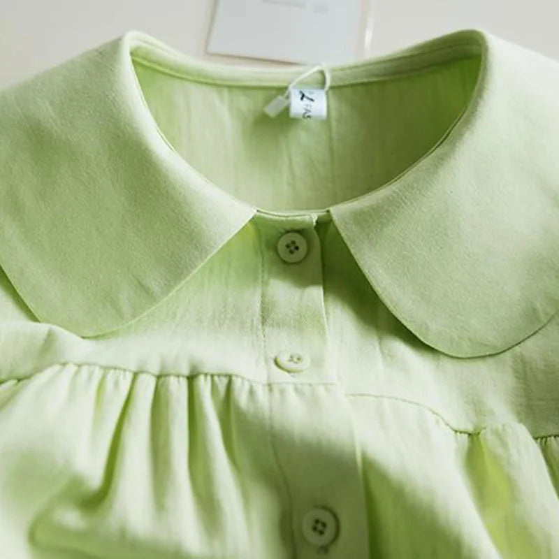 Chemisier de printemps bleu doux avec col Claudine