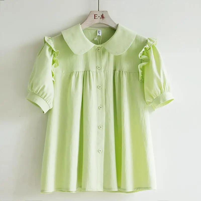 Chemisier de printemps bleu doux avec col Claudine