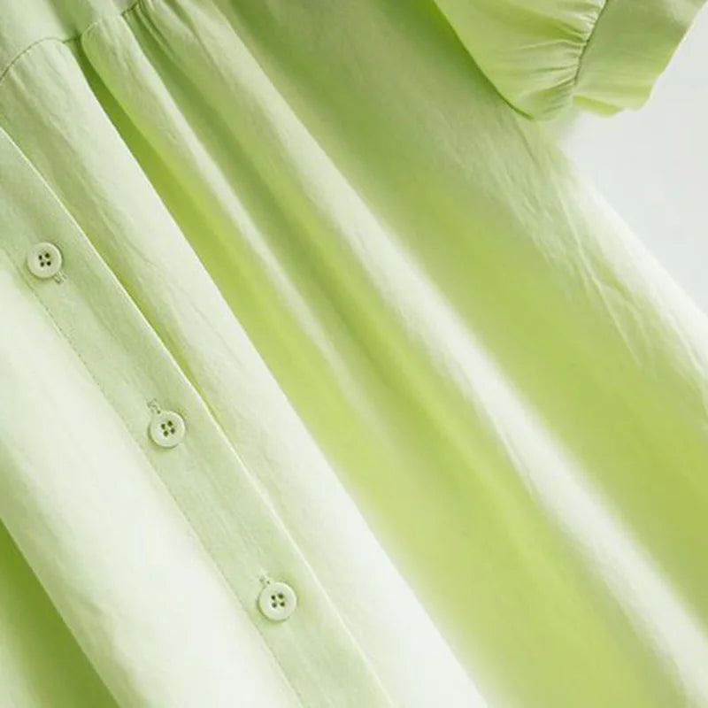 Chemisier de printemps bleu doux avec col Claudine