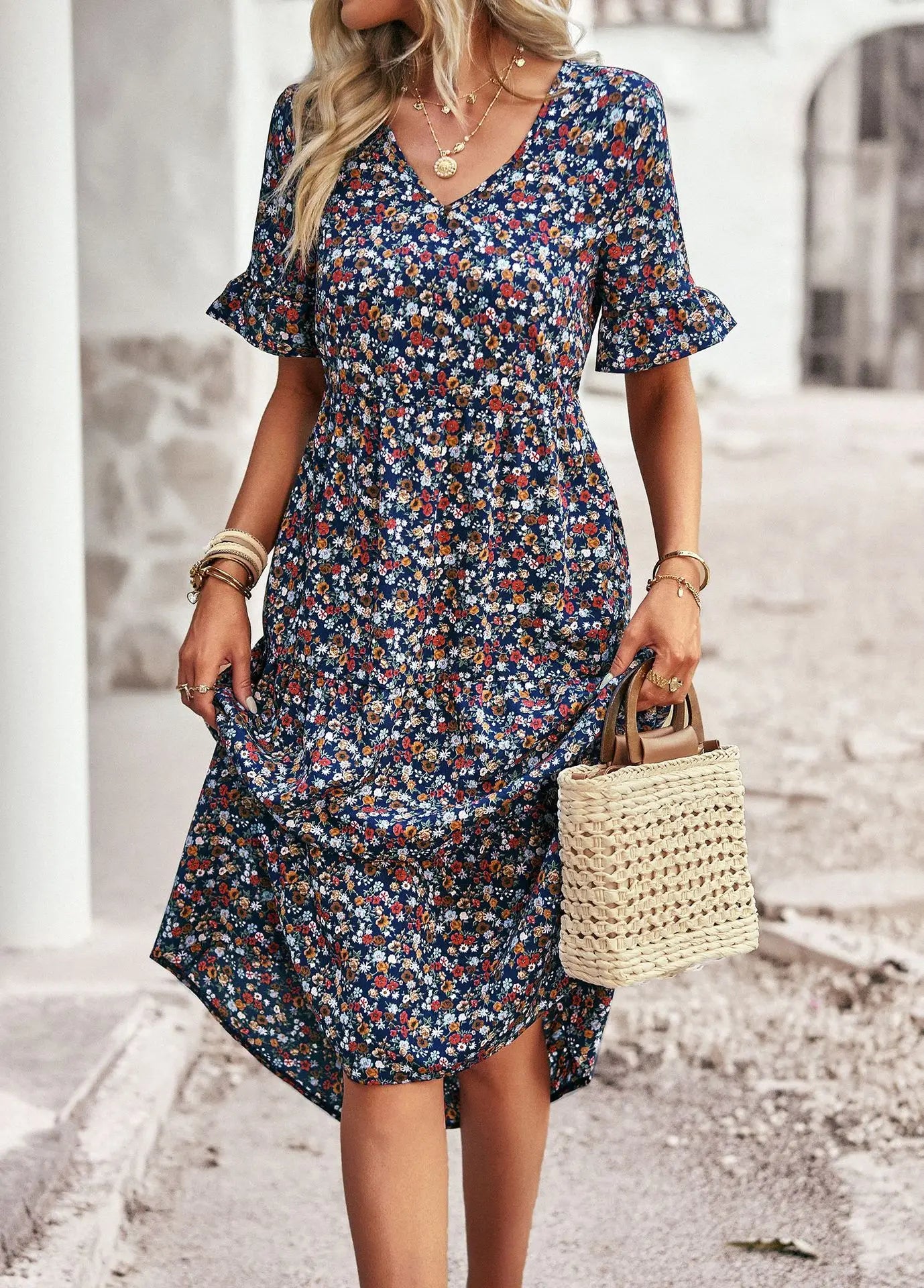 Dress with floral pattern, short sleeves and V-neck
