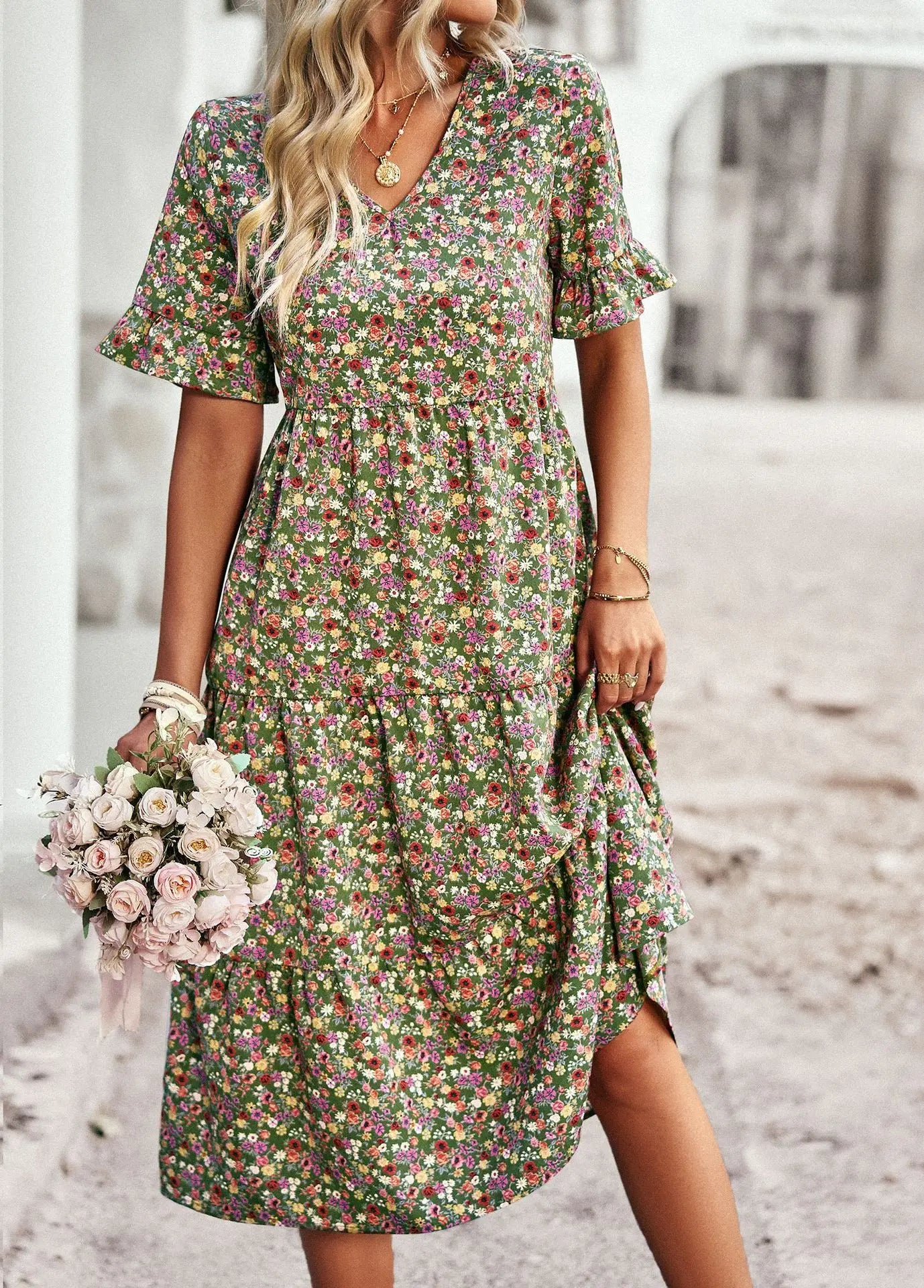 Dress with floral pattern, short sleeves and V-neck