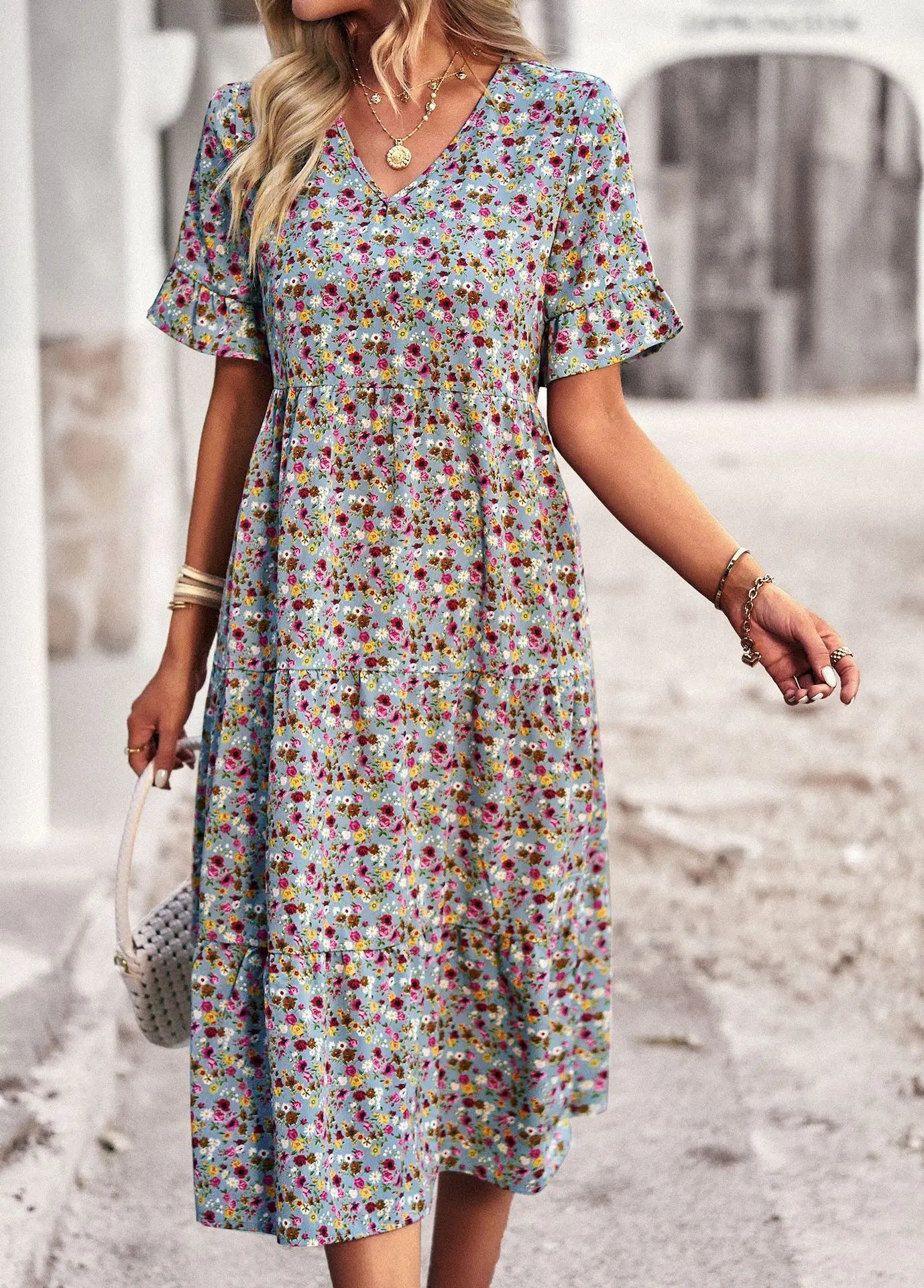 Dress with floral pattern, short sleeves and V-neck