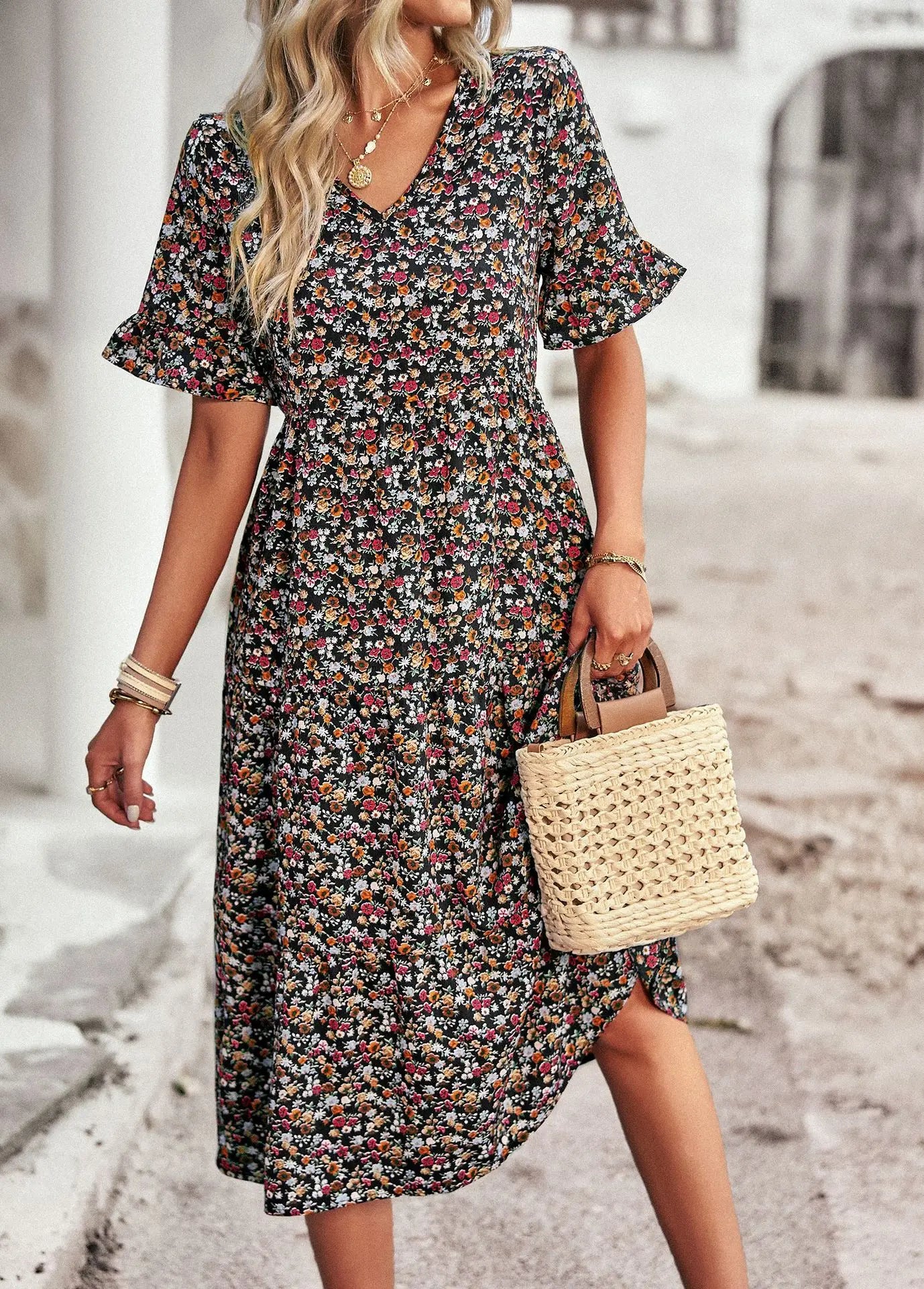 Dress with floral pattern, short sleeves and V-neck