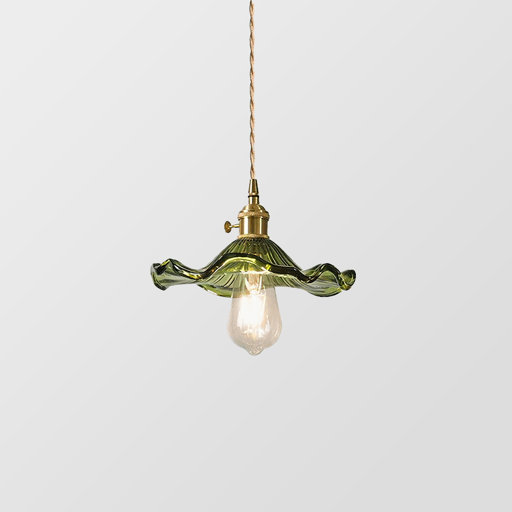 BloomLume hanglamp met een elegante groene glazen kap en een vintage gouden fitting. Het unieke, golvende ontwerp straalt een stijlvolle en natuurlijke charme uit, perfect voor het creëren van een warme en uitnodigende sfeer in woon- of eetkamers. Een verfijnde toevoeging aan elk interieur.