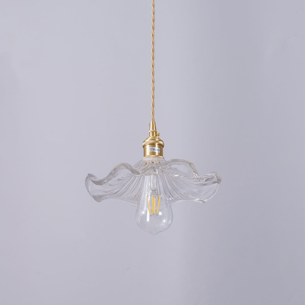 Hanglamp van BloomLume met een elegante transparante glazen kap en een verfijnde gouden fitting. Deze stijlvolle lamp straalt een warme, zachte gloed uit en voegt een natuurlijke en tijdloze esthetiek toe aan elke ruimte. Perfect voor woonkamers, eetruimtes en creatieve interieurs.
