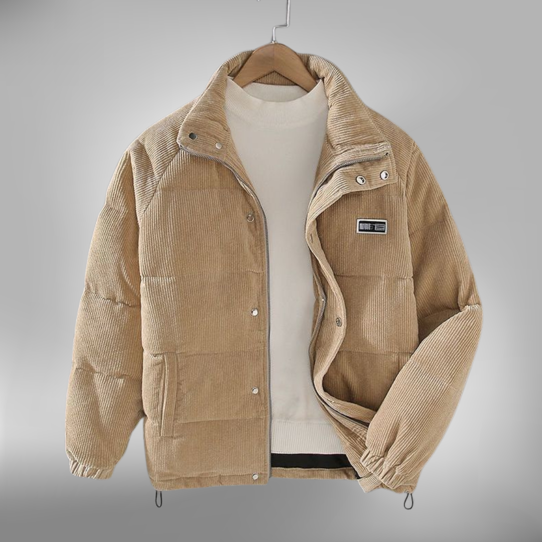 De Borealis winterjas in beige corduroy biedt zowel stijl als comfort tijdens de koude maanden. Deze gewatteerde jas is voorzien van een ritssluiting en drukknopen voor extra bescherming tegen de kou. Met een subtiele merkpatch op de borst en een verstelbare onderrand, is deze jas ideaal voor dagelijks gebruik in de winter. Het ontwerp is veelzijdig en zorgt voor een warme en modieuze uitstraling.