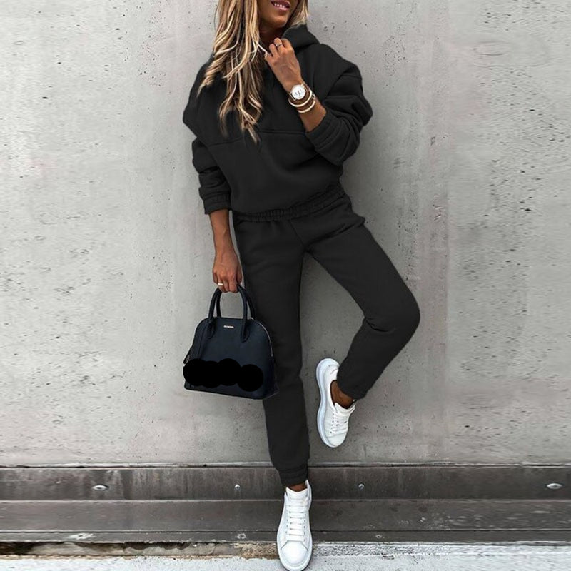 Boreza Joggingset Stijlvol en comfortabel, deze zwarte joggingset biedt de perfecte combinatie van mode en gemak. De oversized hoodie en aansluitende joggingbroek zorgen voor een trendy en casual uitstraling. Ideaal voor ontspannen dagen, reizen of een modieuze streetwear-look. Maak de outfit compleet met sneakers en een elegante handtas.