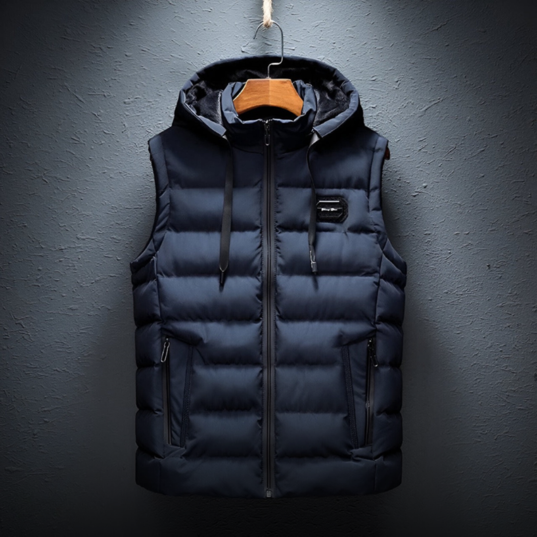 De Bostro bodywarmer in diepblauw is de perfecte balans tussen functionaliteit en stijl. Het gewatteerde ontwerp zorgt voor warmte en comfort zonder in te boeten op bewegingsvrijheid. De capuchon biedt extra bescherming tegen de kou, terwijl de handige ritszakken ruimte bieden voor je persoonlijke spullen. Deze bodywarmer is ideaal voor actieve buitensporten of dagelijkse casual outfits, en is een must-have voor het koude seizoen.