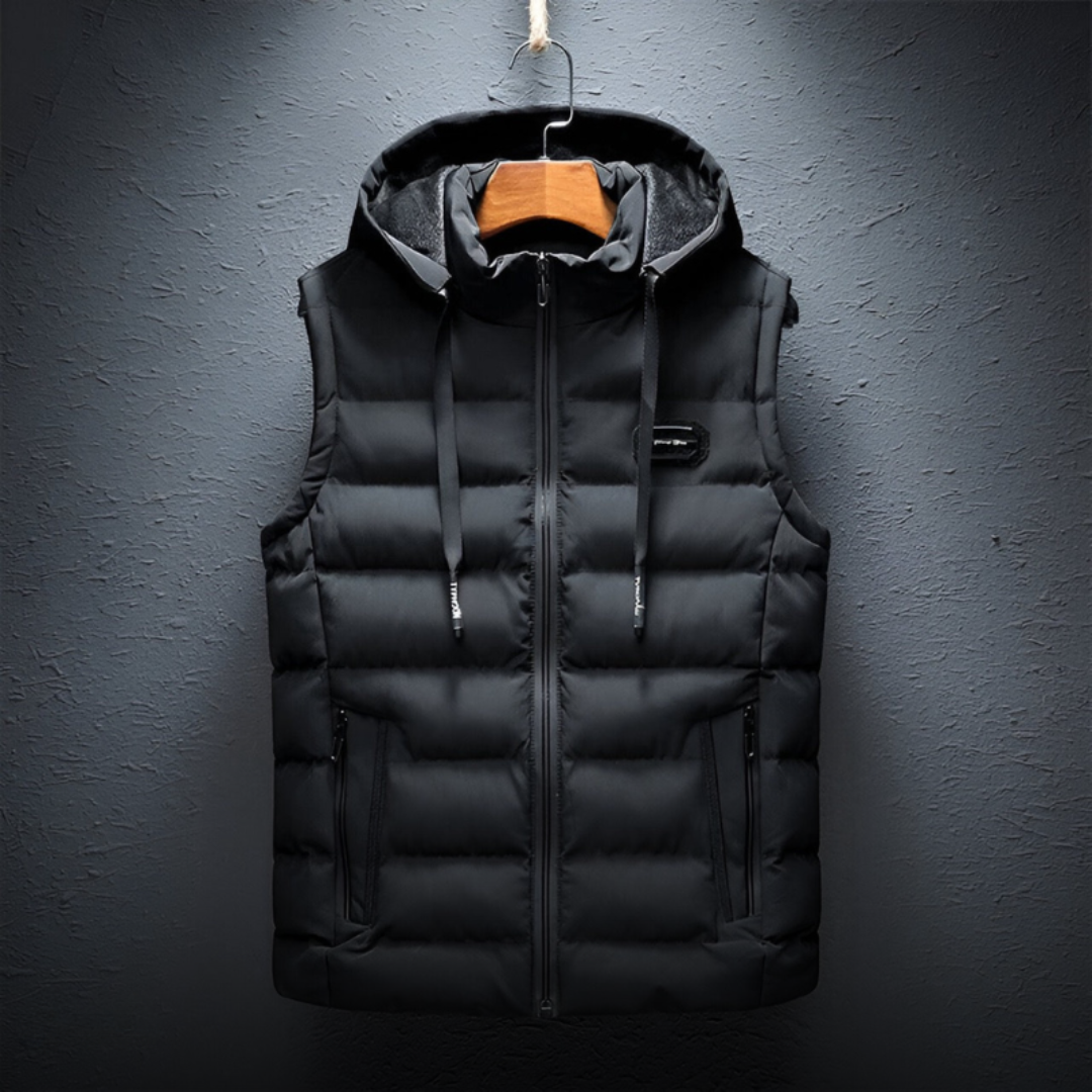 De Bostro bodywarmer in zwart biedt zowel warmte als mobiliteit, ideaal voor de koudere maanden. Met een comfortabele capuchon en gewatteerd ontwerp, biedt deze bodywarmer optimale isolatie. De ritszakken zorgen voor praktische opbergruimte, terwijl het strakke ontwerp perfect is voor casual of sportieve outfits. Een uitstekende keuze voor functionele en stijlvolle bescherming tegen de kou.
