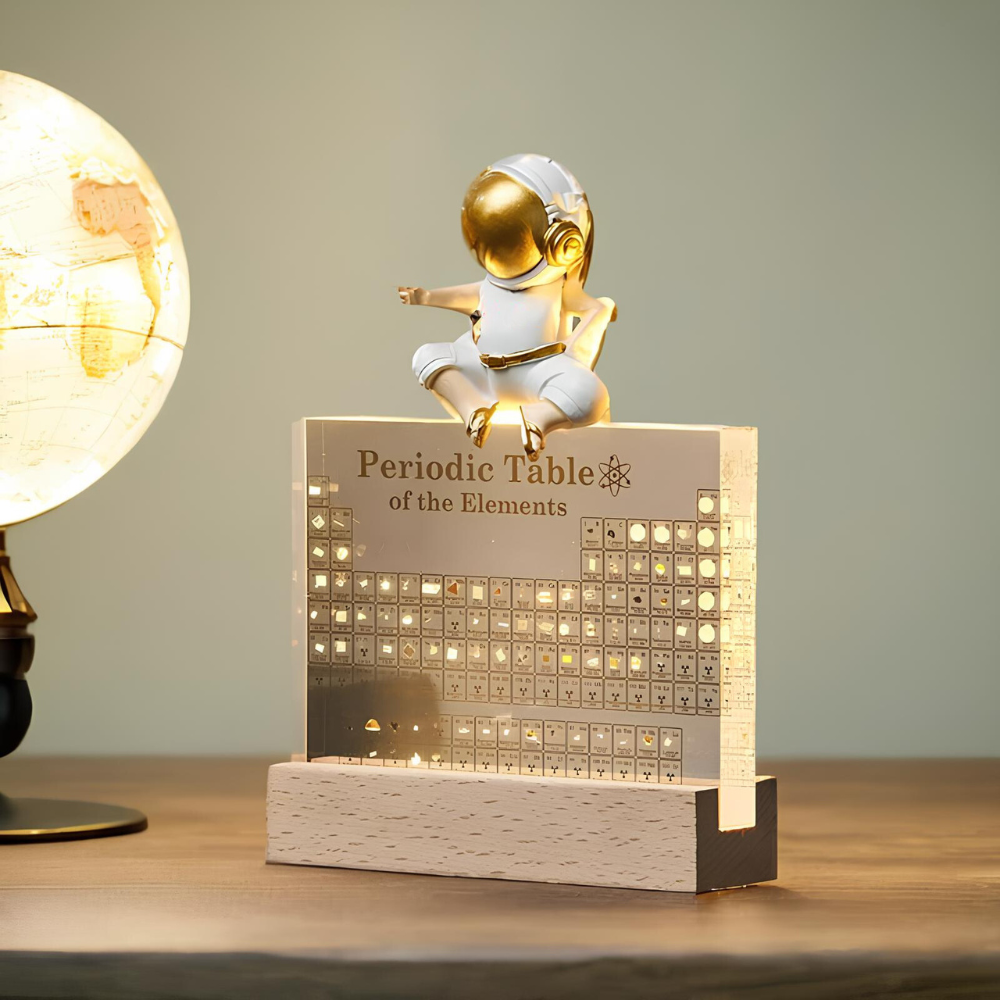 Bramax Periodiek Tabel van de Elementen met een stijlvolle astronautfiguur en verlichte details, perfect voor educatieve doeleinden en als decoratief stuk.