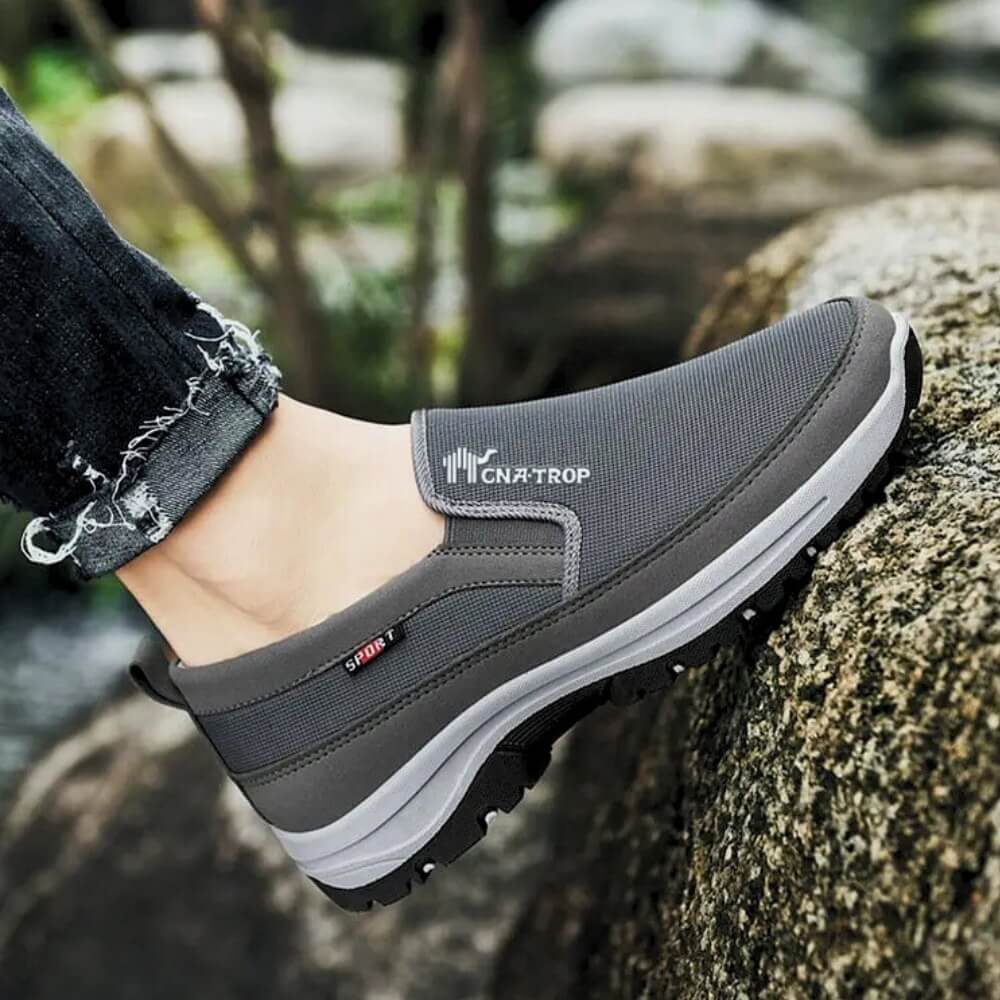 Afbeelding van de Briant loafers in een moderne grijze kleur. Deze comfortabele instappers hebben een ademend bovenwerk en een stevige antislipzool voor optimale grip en stabiliteit. Het eenvoudige, sportieve ontwerp is ideaal voor dagelijks gebruik en biedt langdurig draagcomfort.