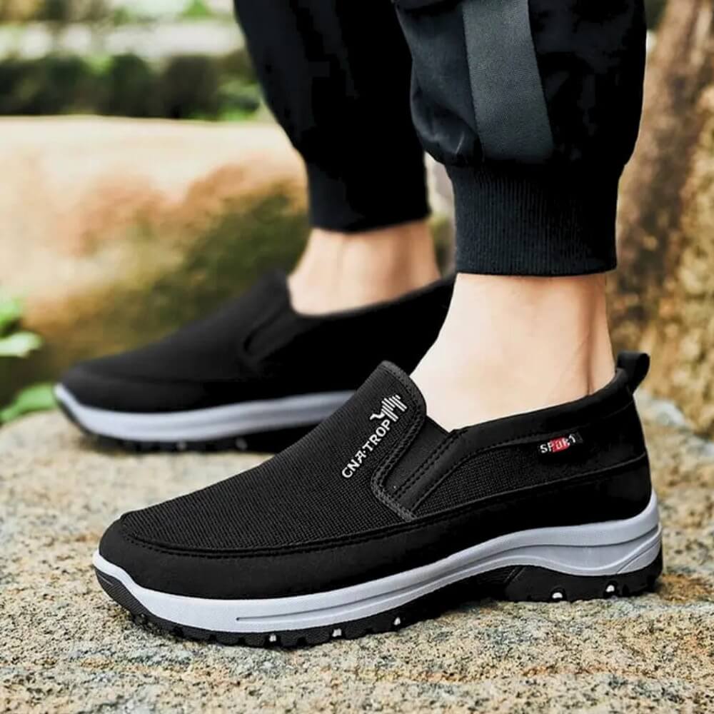 Afbeelding van de Briant loafers in klassiek zwart. Deze comfortabele instappers zijn voorzien van een ademend bovenwerk en een stevige antislipzool voor uitstekende grip en stabiliteit. Het moderne ontwerp maakt ze ideaal voor dagelijks gebruik, met een sportieve en stijlvolle uitstraling.