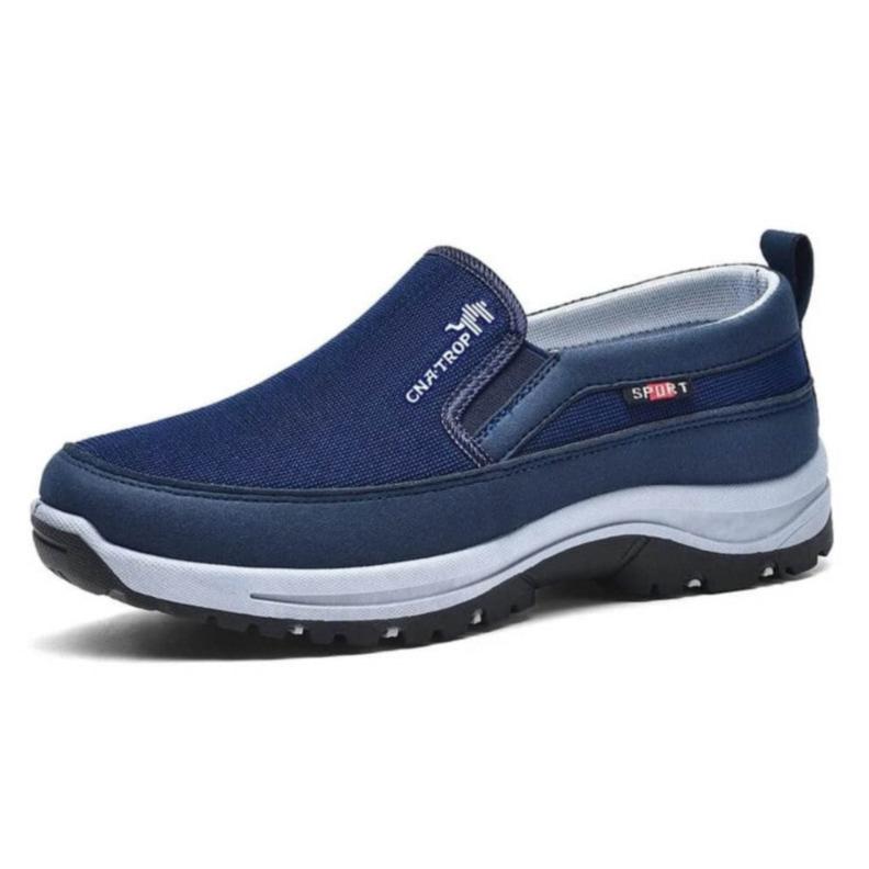 Afbeelding van de Briant loafers in een stijlvolle donkerblauwe kleur. Deze comfortabele instappers hebben een ademend bovenwerk en een stevige antislipzool voor optimale grip en stabiliteit. Het moderne en sportieve ontwerp maakt ze perfect voor dagelijks gebruik, met langdurig draagcomfort.