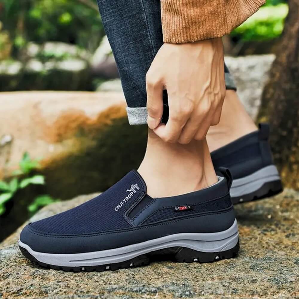 Afbeelding van de Briant loafers in een stijlvolle donkerblauwe kleur. Deze comfortabele instappers hebben een modern ontwerp met een stevige, antislipzool voor extra grip en stabiliteit. Het ademende materiaal zorgt voor een aangenaam draagcomfort, ideaal voor dagelijks gebruik. De schoen is eenvoudig aan te trekken en combineert stijl met functionaliteit.
