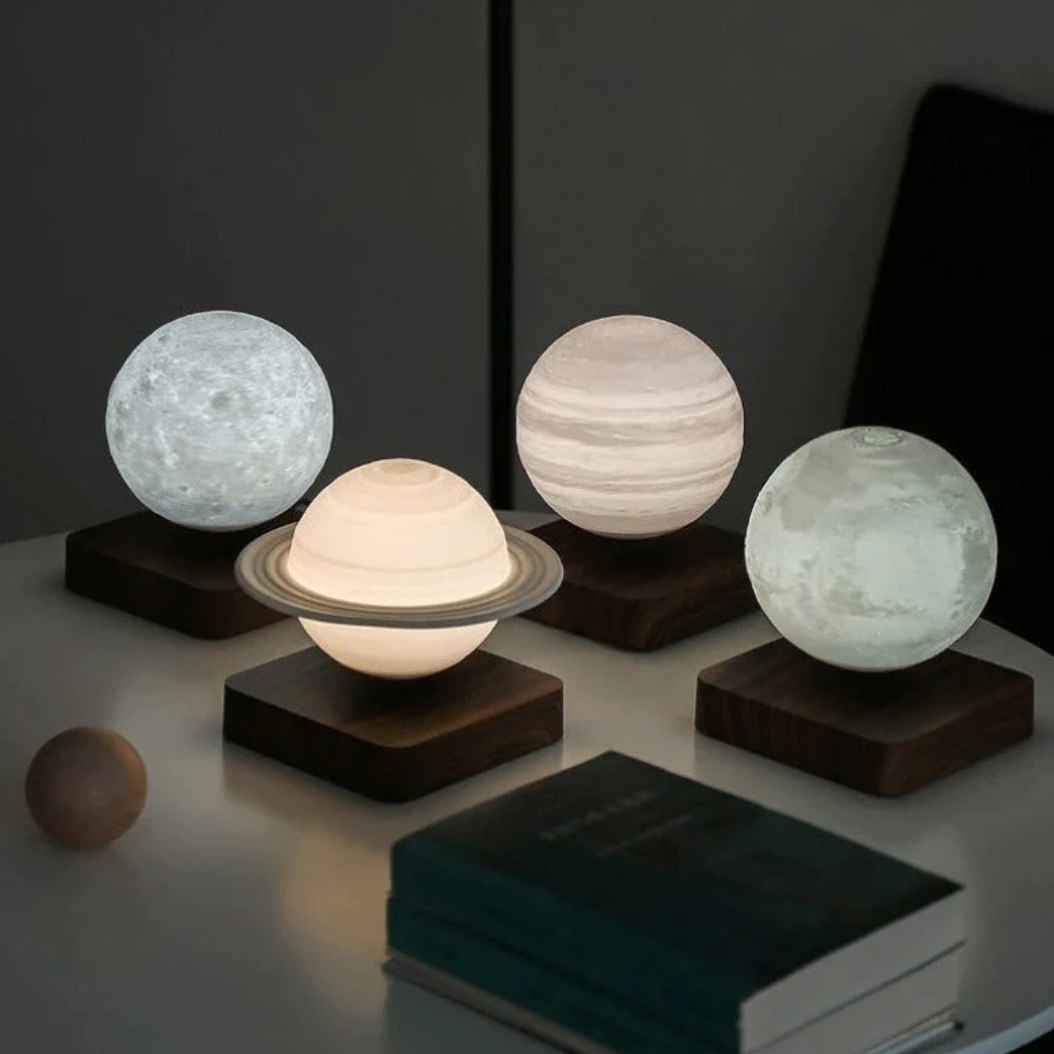 Set van 4 prachtige planetenlampen, inclusief maan en planeten zoals Saturnus, die lijken te zweven boven een houten basis, perfect voor het creëren van een betoverende en futuristische sfeer in je ruimte.