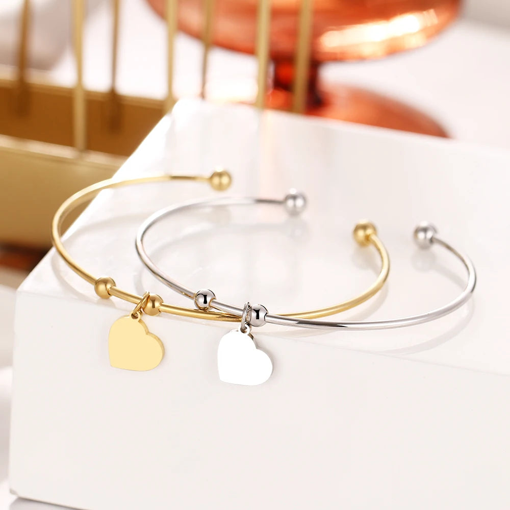 Splendido bracciale aperto in acciaio inox Cacana con cuore color oro