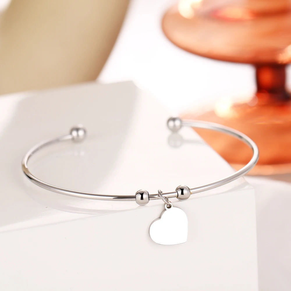 Splendido bracciale aperto in acciaio inox Cacana con cuore color oro